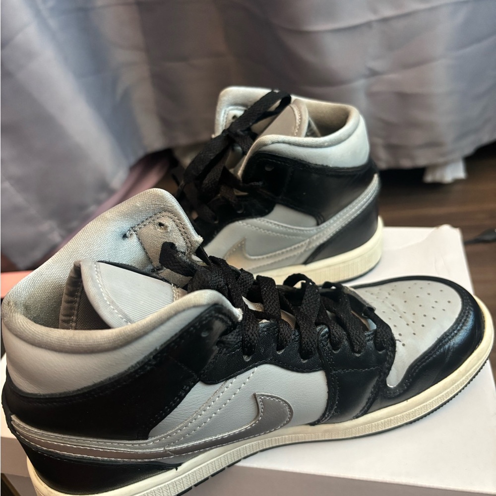 Women Jordan 1 Mid SE size 6.5  Black/Gray - Picture 2 of 10